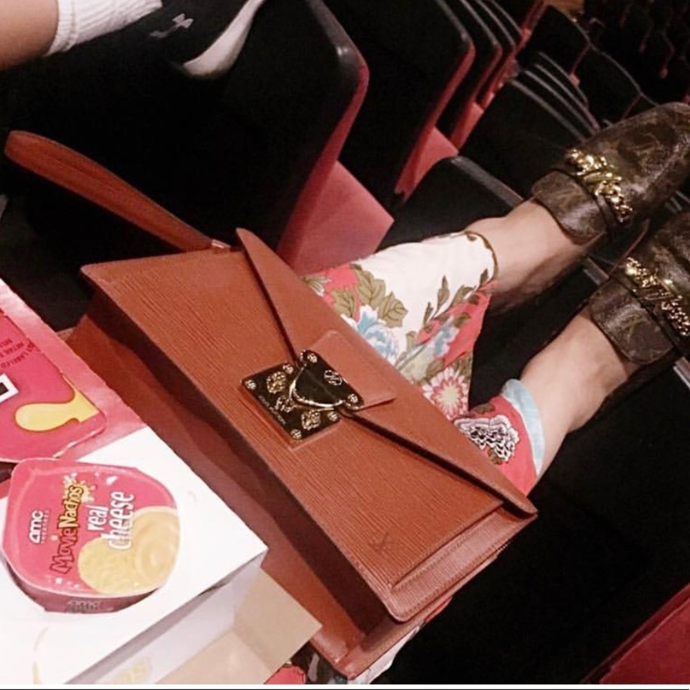 💯 Guaranteed Authentic LV clutch or wristlet